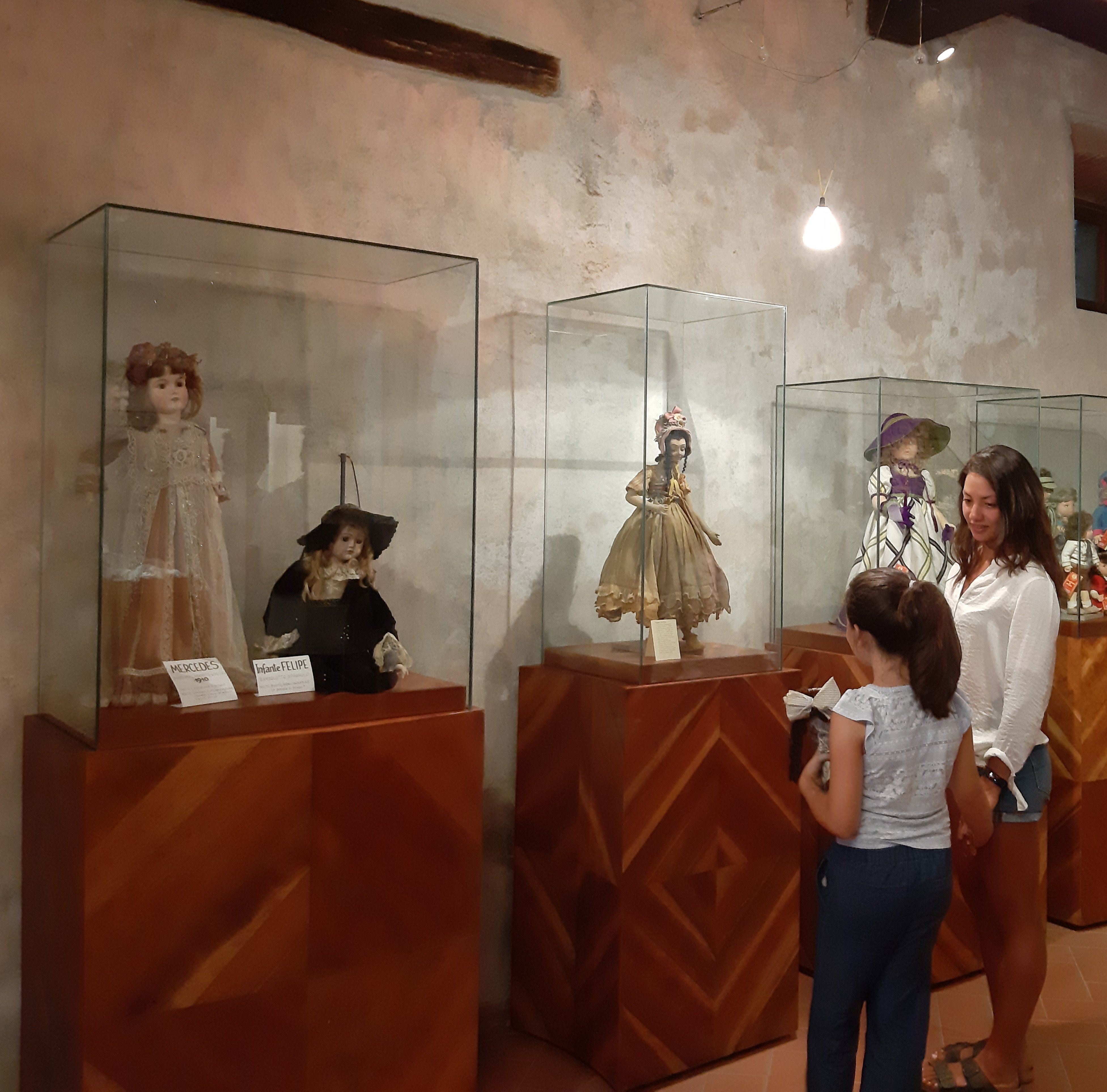 Un gruppo di visitatori osserva le bambole del museo